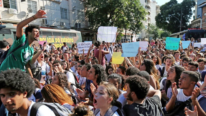 Estudiantes protestan en Río de Janeiro contra los recortes en educación del Gobierno de Bolsonaro (FOTOS, VIDEO)