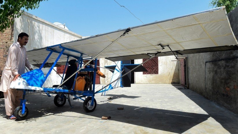 VIDEO, FOTOS: Vendedor pakistaní de palomitas construye un avión a partir de un 'rickshaw' y un cortacésped