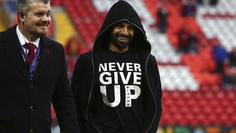 "Nunca se rindan": Los 'fans' aseguran que Mohamed Salah inspiró con su camiseta a la remontada del Liverpool ante el F.C. Barcelona en Anfield