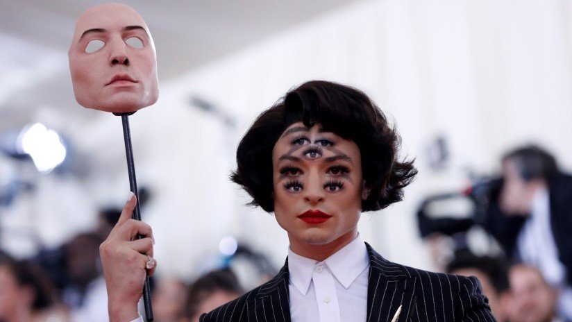 FOTOS: El actor Ezra Miller 'marea' a los internautas con una fantasmagórica ilusión óptica en su cara