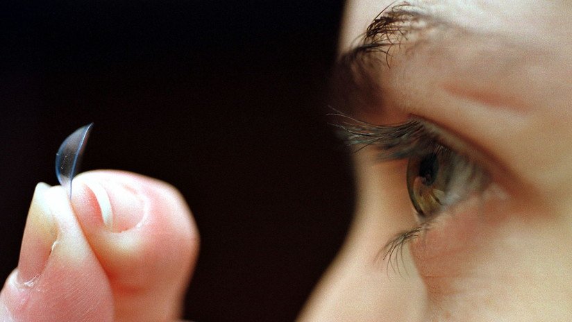Proliferación de bacterias en el ojo de una mujer que no se quitó los lentes de contacto antes de dormir