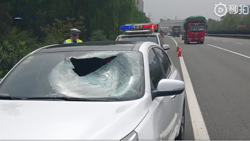 VIDEO: Trozo de metal atraviesa el parabrisas de un auto en plena marcha matando al pasajero