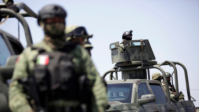 VIDEO: Presuntos sicarios fuertemente armados se pasean tranquilamente por la frontera norte de México