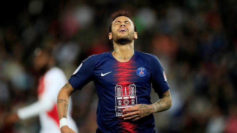 Suspenden por tres fechas a Neymar por golpear a un aficionado tras la derrota del PSG en la Copa de Francia