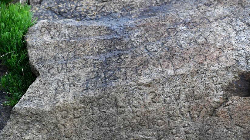 FOTO: Ofrecen en Francia 2.000 euros por descifrar el misterioso texto de una 'piedra de Rosetta'