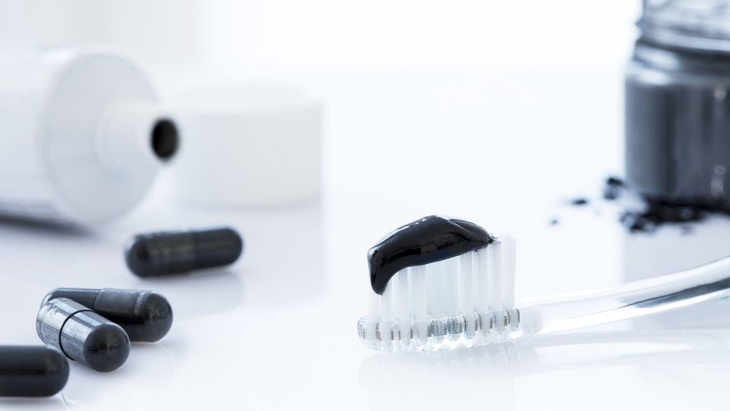 Lavarse los dientes con carbón: de qué se trata y por qué es peligrosa esta tendencia