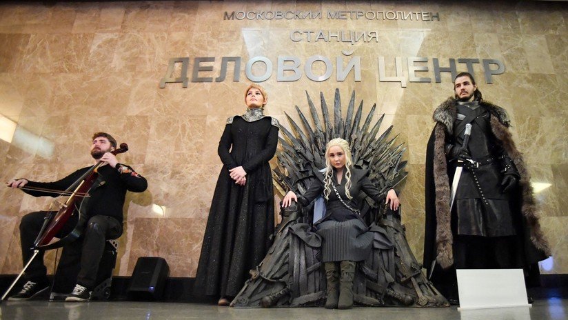 VIDEO, FOTO: Instalan el Trono de Hierro de 'Juego de tronos' en el metro de Moscú