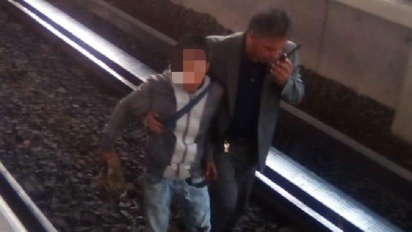 Karma instantáneo: Un mexicano intenta robar un celular y cae a las vías del metro (FOTOS)