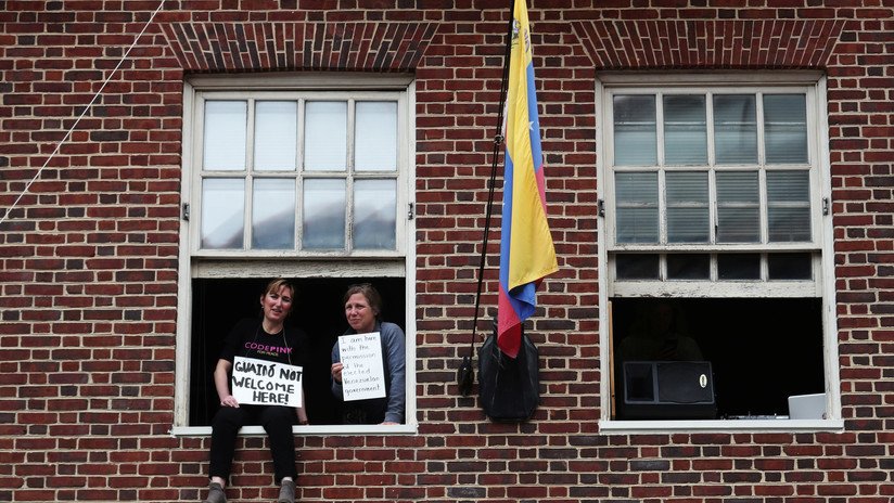 Denuncian corte de agua en la Embajada de Venezuela en EE.UU., donde activistas impiden entrada del personal nombrado por Guaidó