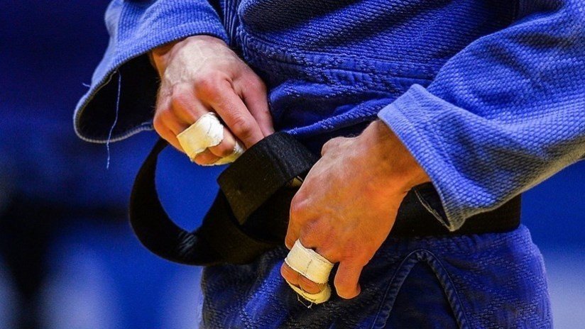 VIDEO: Judoca portugués, descalificado por caérsele un móvil del kimono durante el combate