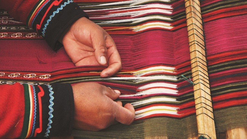 "Tropezar y seguirse levantando":  El largo camino de un joven mexicano que dejó de delinquir para enseñar a tejer