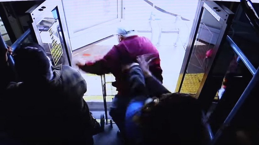 VIDEO: Muere un anciano que fue empujado por una mujer desde un autobús 
