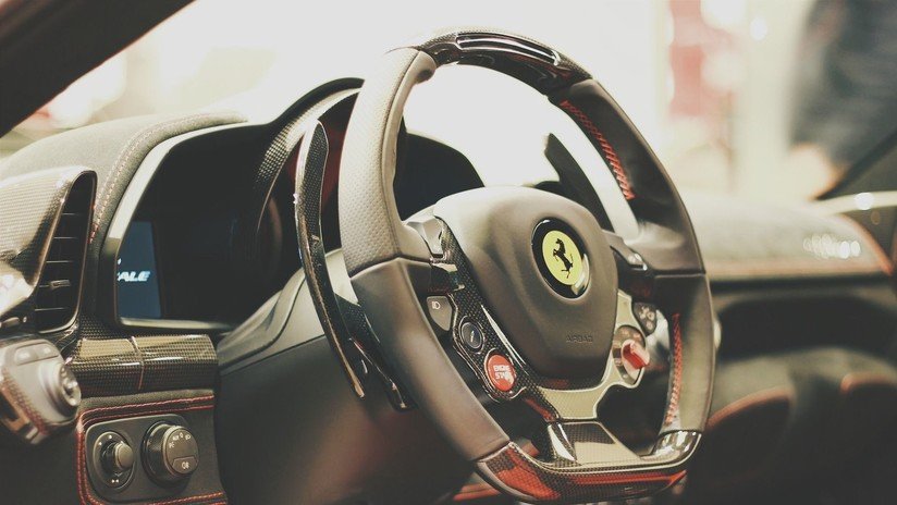 Se hace pasar por comprador y roba un Ferrari de 2 millones de euros durante un viaje de prueba (FOTO)