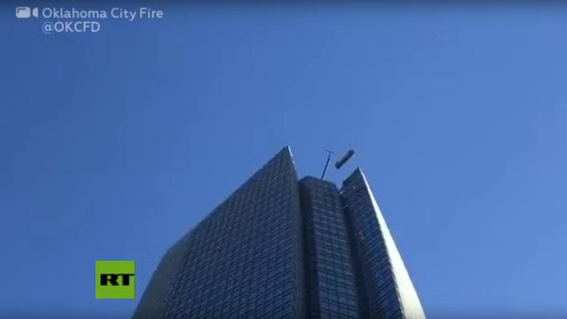 VIDEOS: Dos personas quedan atrapadas en un elevador externo en un edificio de 50 pisos