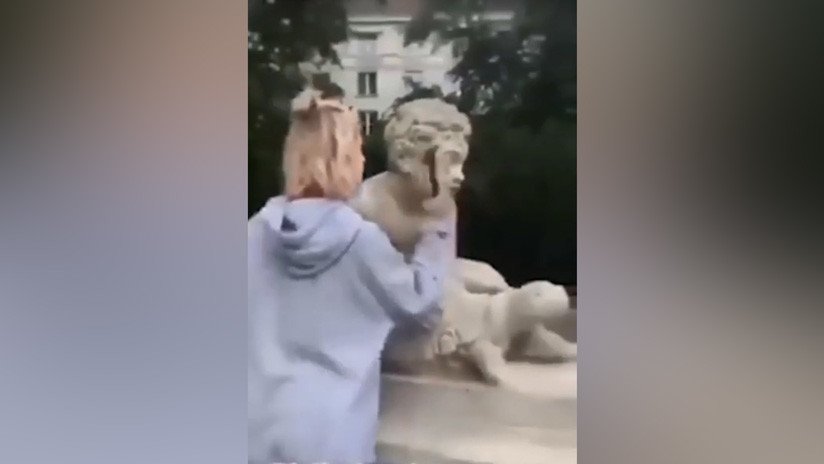 VIDEO: Una modelo parte la nariz de una estatua de 200 años con un martillo