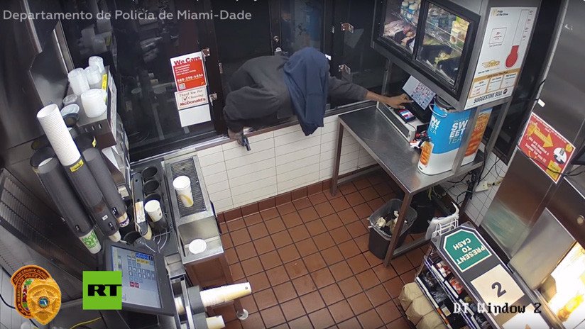 VIDEO: Un ladrón armado asalta un McDonald's pero es 'vencido' por una caja registradora