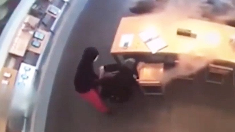 VIDEO: Un ladrón desarma a un policía y le apunta con su pistola durante un robo en Texas