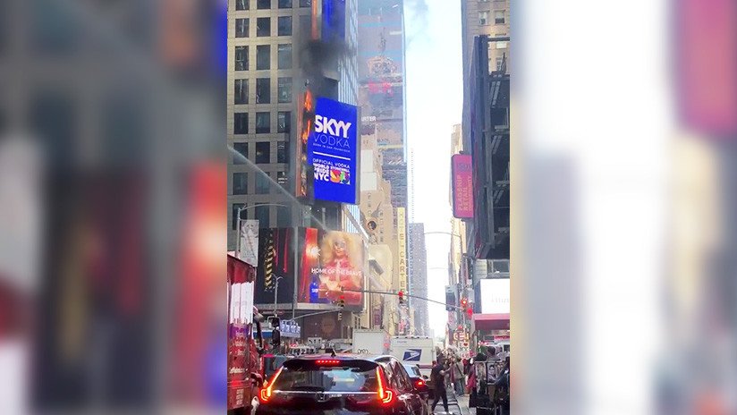 Nueva York: Se incendia un cartel digital en Times Square (VIDEOS)