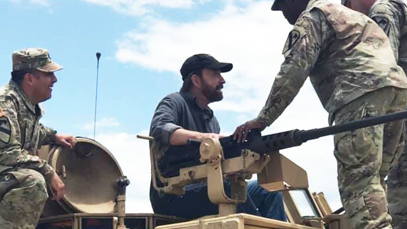 FOTOS: Chuck Norris visita una base militar de EE.UU. e inspecciona un tanque M1A2C Abrams