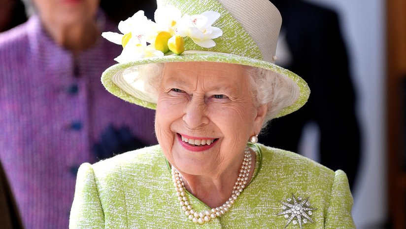 La reina Isabel II busca a un gerente de redes sociales