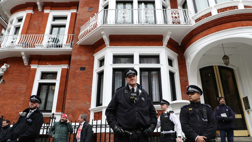 Registran la Embajada de Ecuador en Londres para sacar las pertenencias de Assange y entregarlas a fiscales de EE.UU.