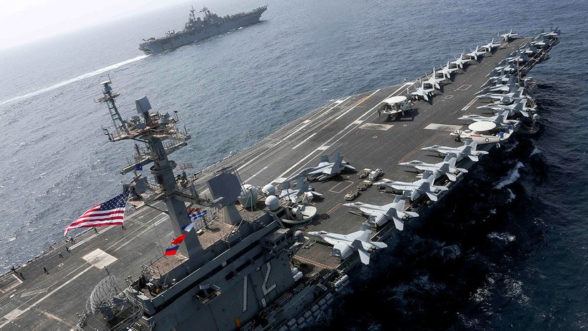 Las maniobras navales de EE.UU. en el mar Arábigo desde dentro y fuera del portaviones USS Abraham Lincoln, en imágenes