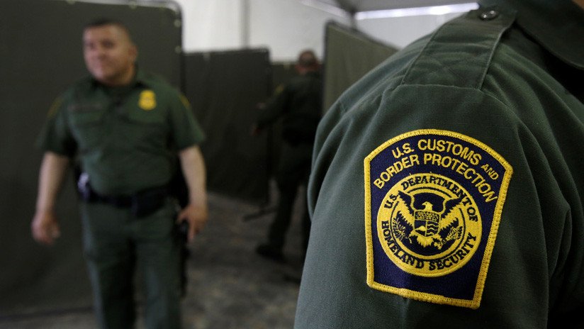 Agente fronterizo de EE.UU. será juzgado por atropellar a un migrante tras emitir mensajes de odio