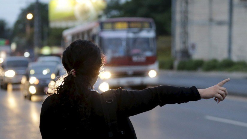 VIDEO: Una mujer es arrollada por un microbús en México y sobrevive