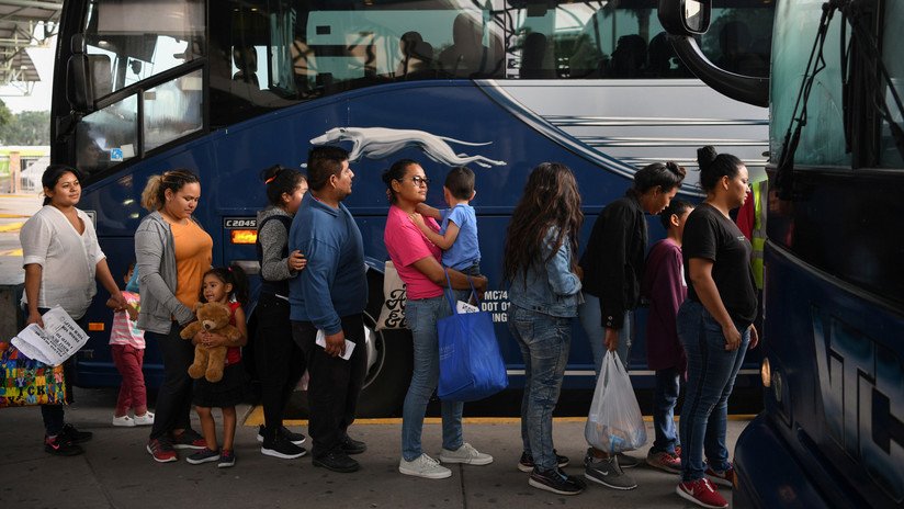 Agentes fronterizos de EE.UU. en California dejan a inmigrantes en estaciones de autobuses porque los refugios "están en máxima ocupación"