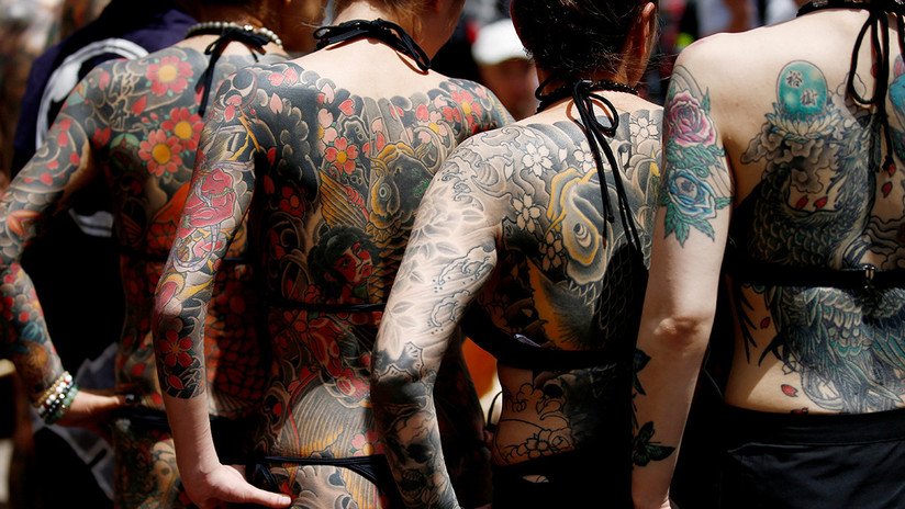 Creyentes, turistas y mafiosos exhiben sus cuerpos tatuados en Tokio