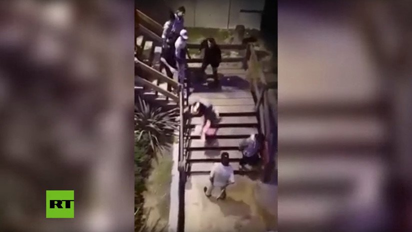 Demandan al vigilante de un bar en Argentina que empujó a una mujer por las escaleras y le causó una fractura grave
