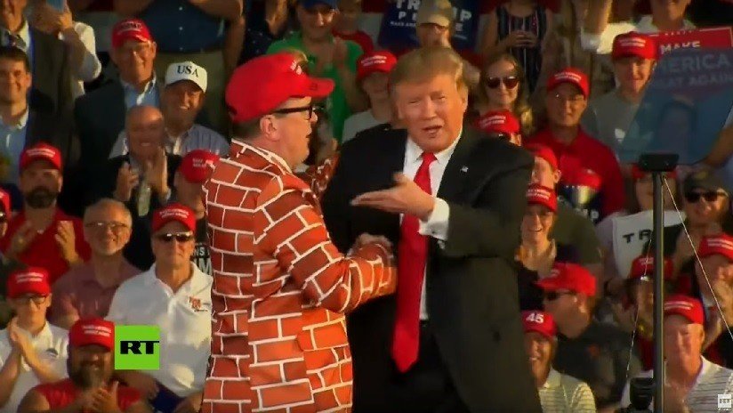 VIDEO: Trump invita al escenario de un mitin a un hombre vestido de 'muro humano'
