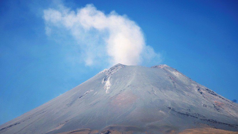VIDEOS: Nueva explosión del volcán Popocatépetl deja una extensa columna de ceniza
