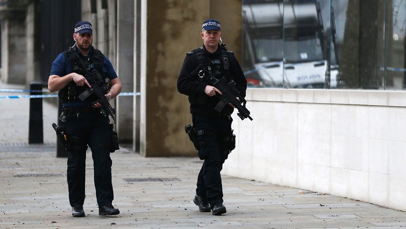 La Policía acordona la zona de los edificios gubernamentales en Londres por un objeto sospechoso
