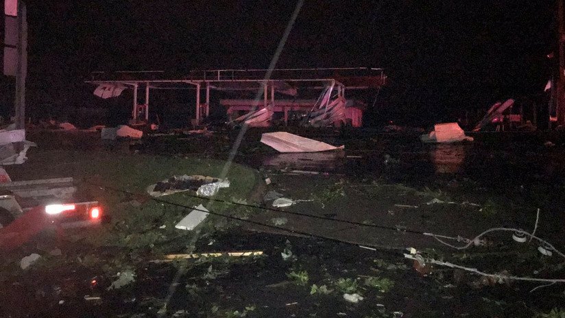 FOTO, VIDEO: Un fuerte tornado golpea Misuri dejando 3 muertos y una "situación caótica" en la región