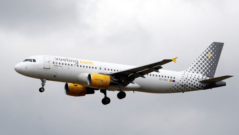 Un avión de Vueling con destino a Ibiza aterriza de emergencia en Barcelona por amenaza de bomba 