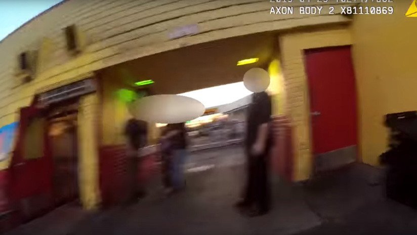 VIDEO: Brutal arresto en EE.UU. de un adolescente afroamericano al que cubrieron la cabeza con una capucha
