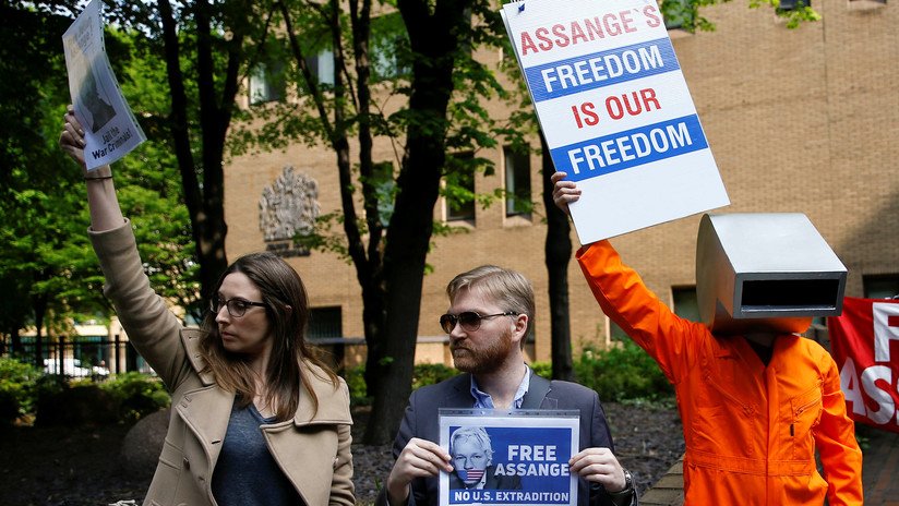 "El fascismo moderno está saliendo al descubierto": Periodistas reaccionan tras los nuevos cargos criminales contra Assange