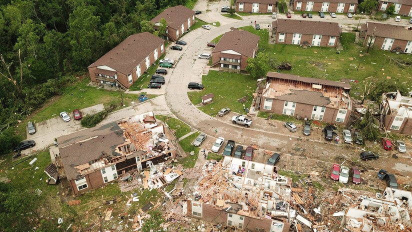 Caos, escombros y varios fallecidos: las consecuencias del mortal tornado de Misuri, en imágenes