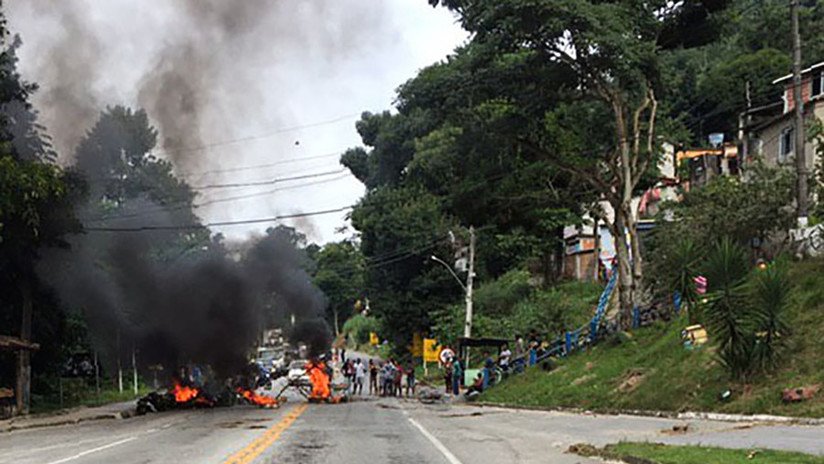 Bloquean con un cadáver una carretera de Brasil para protestar por operativo policial en una favela
