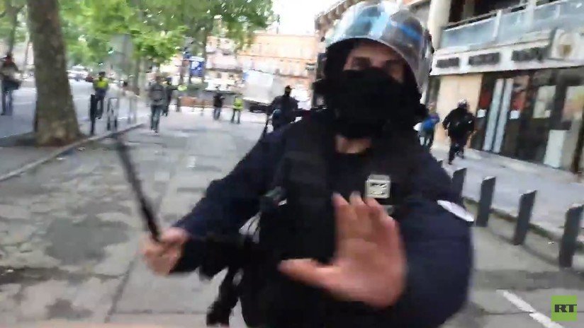 Un policía golpea con una porra a un corresponsal de RT France durante la protesta de 'los chalecos amarillos' en Toulouse