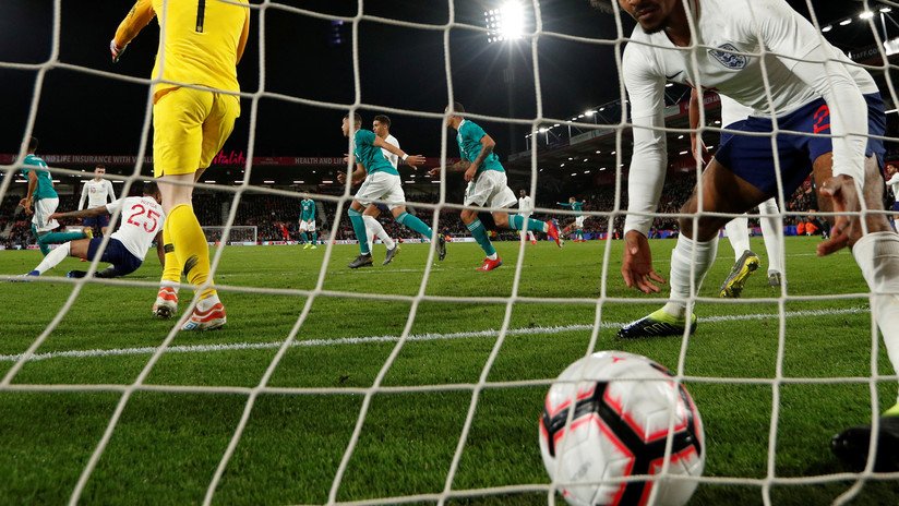 VIDEO: Un árbitro valida un gol que él mismo marcó durante un partido de fútbol en Países Bajos
