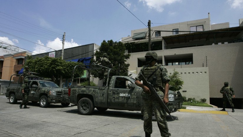 Capturan en México a dos delincuentes vestidos de soldado y policía que portaban drogas y una bazuca