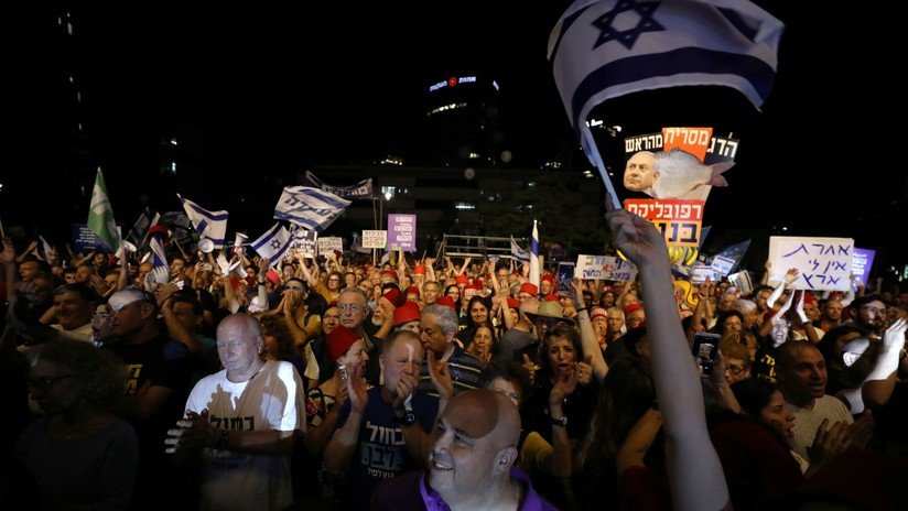 Miles de israelíes protestan contra el proyecto de ley de inmunidad que protegería a Netanyahu de acusaciones de corrupción