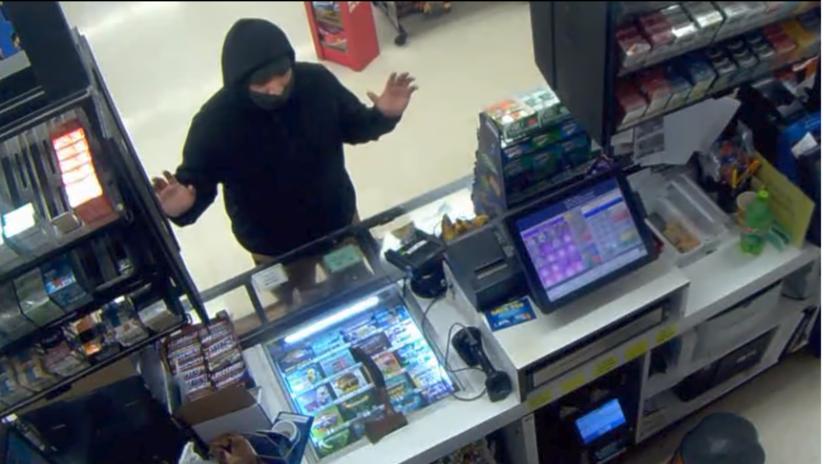 VIDEO: Intenta robar una tienda con un hacha pero sale huyendo cuando el cajero le saca una pistola