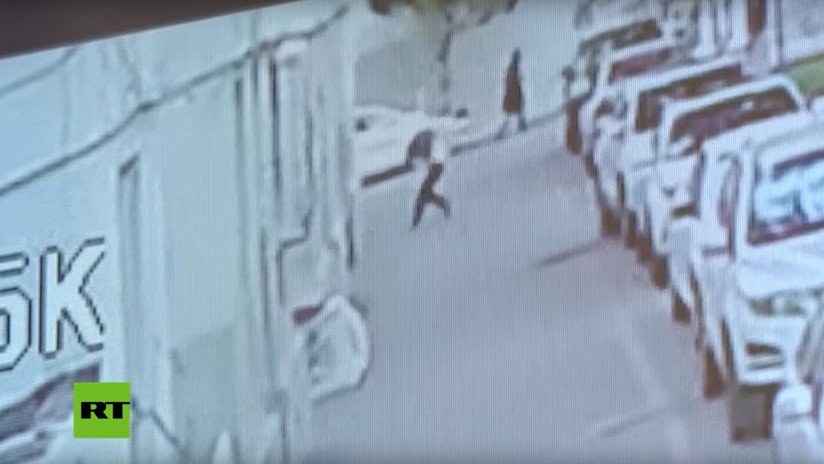 VIDEO: Ve a un bebé a cayendo desde un 5º piso y lo salva en el último segundo colocándose debajo