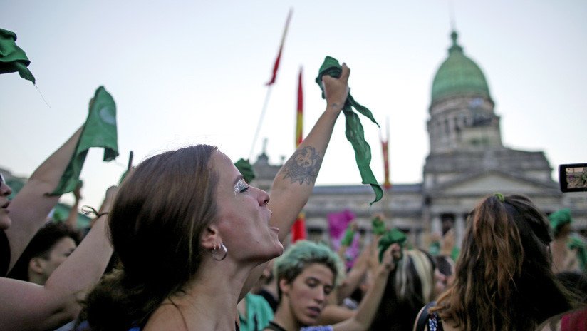 Pañuelazo nacional e internacional: presentan un nuevo proyecto de ley del aborto en Argentina