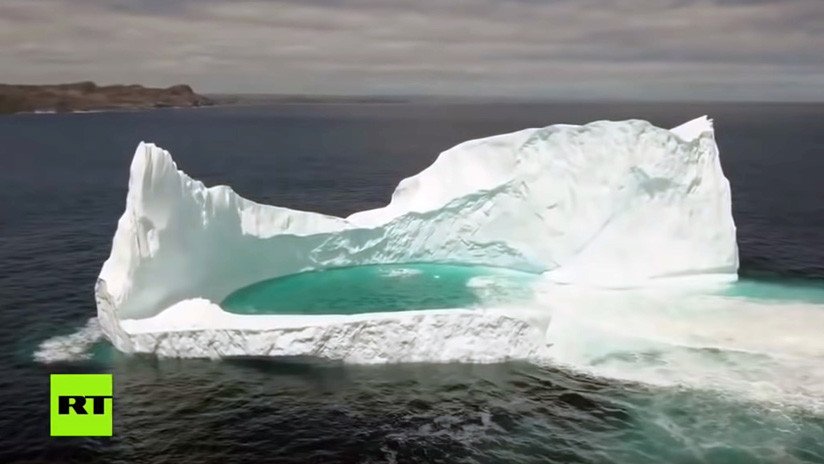 VIDEO: Dron captura impresionantes imágenes aéreas de una 'laguna' en medio de un iceberg