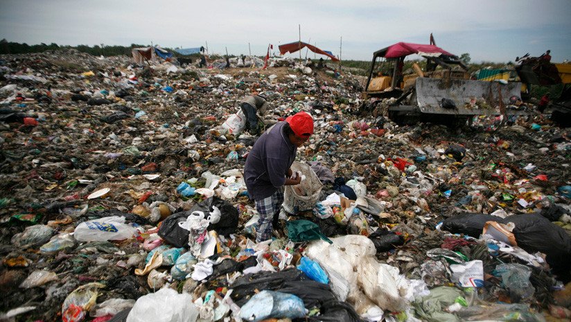 El 'vertedero' de los países desarrollados: Malasia quiere devolver 3.000 toneladas de residuos plásticos a sus 14 países de origen