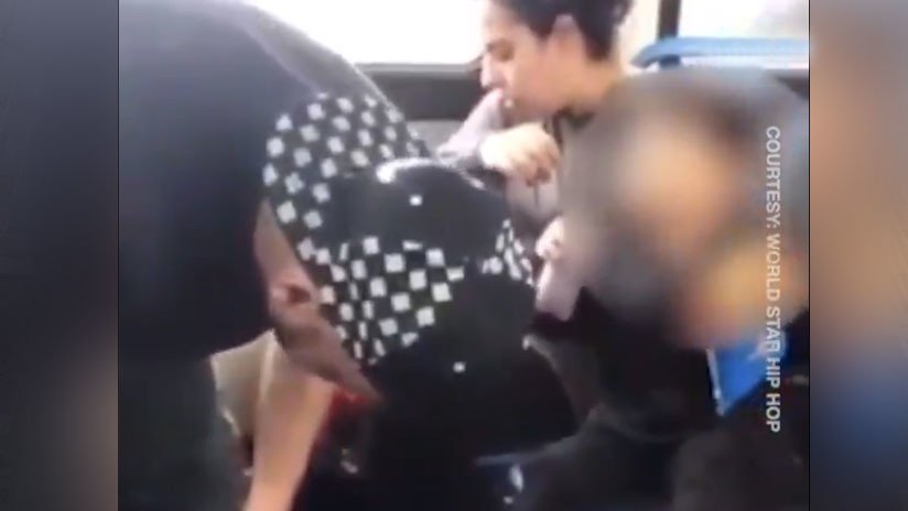 VIDEO: Un niño intenta desesperadamente despertar a sus padres drogados en un autobús de EE.UU.